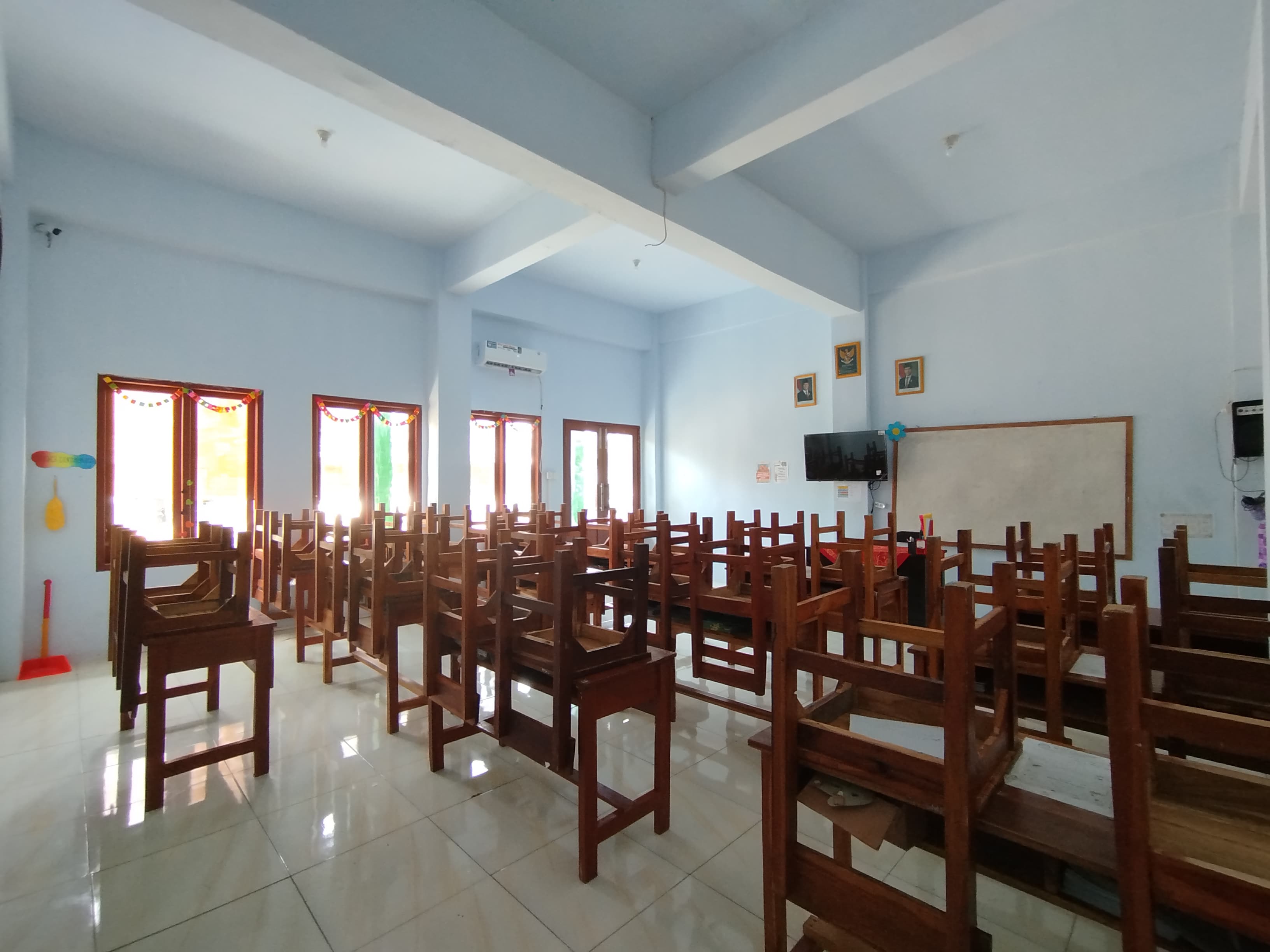RUANG KELAS SMP HAMALATUL QURAN RINGINAGUNG